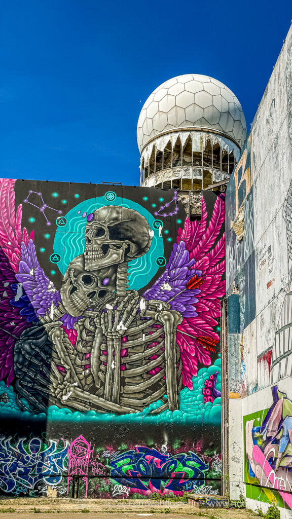 Graffiti an den Gebäuden der Abhörstation Teufelsberg